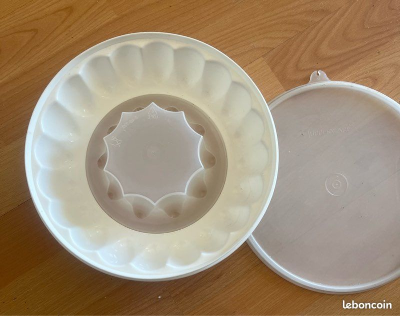 Vends un moule à charlotte Tupperware très bon état sur Gens de Confiance