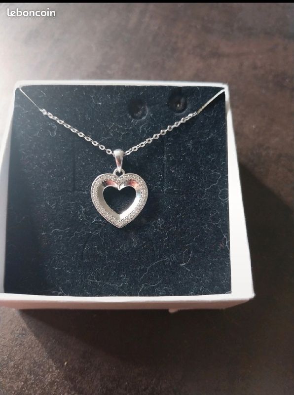Collier (image 1)