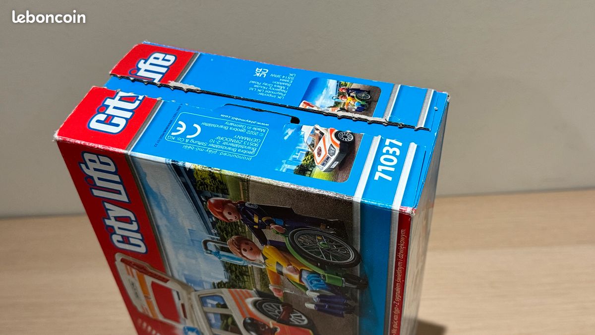 Playmobil 71037 Ambulance Secouristes – Véhicule Lumineux Sonore Avec 3 Figurines & Accessoires – Dès 4 Ans