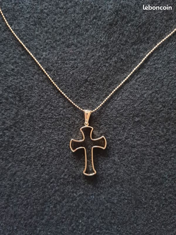 Collier croix doré (image 1)