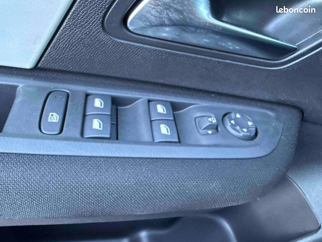 Citroen C4 1.2 Hybride 136ch S&S PLUS Automatique (image 16)