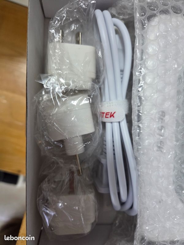 BESTEK 200W Transformateur de Voltage Voyage 110V à 220V avec Adaptateur AUS UK EU USA, avec 2 Prises AC et 4 Ports USB, Convertisseur de Tension Universel pour Americaine Japon Thai Chine