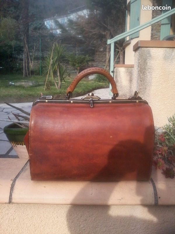 Une sacoche en cuir neuve (image 1)
