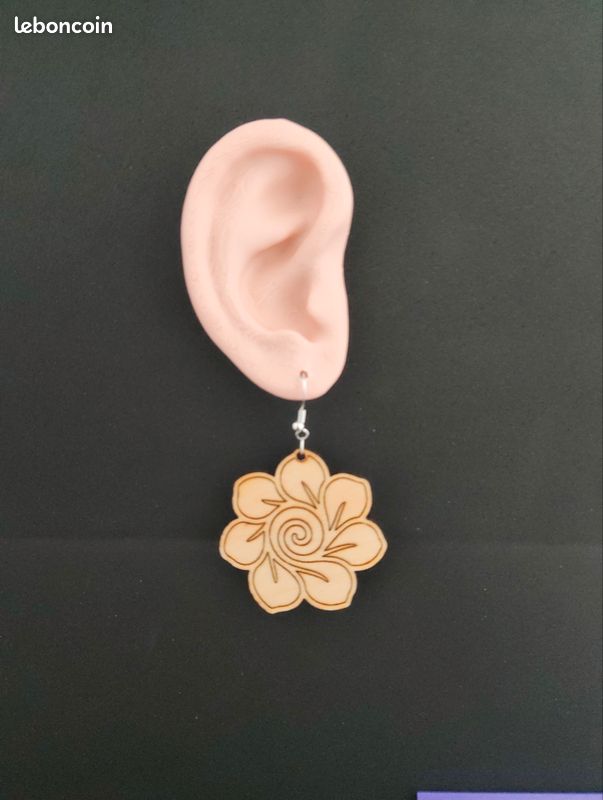 Boucle d'oreilles fleur en bois (image 4)