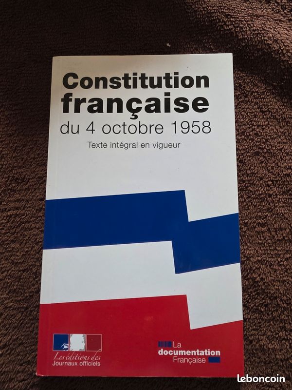 Constitution française vue de dos — LBC AT'Brocante Troyes