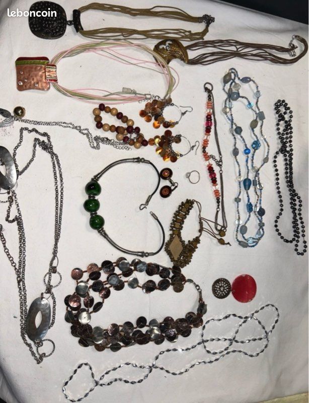 Lot De Bijoux Vintage - Bracelets Et Colliers En Fond De Tiroir, Occasion En Bon état