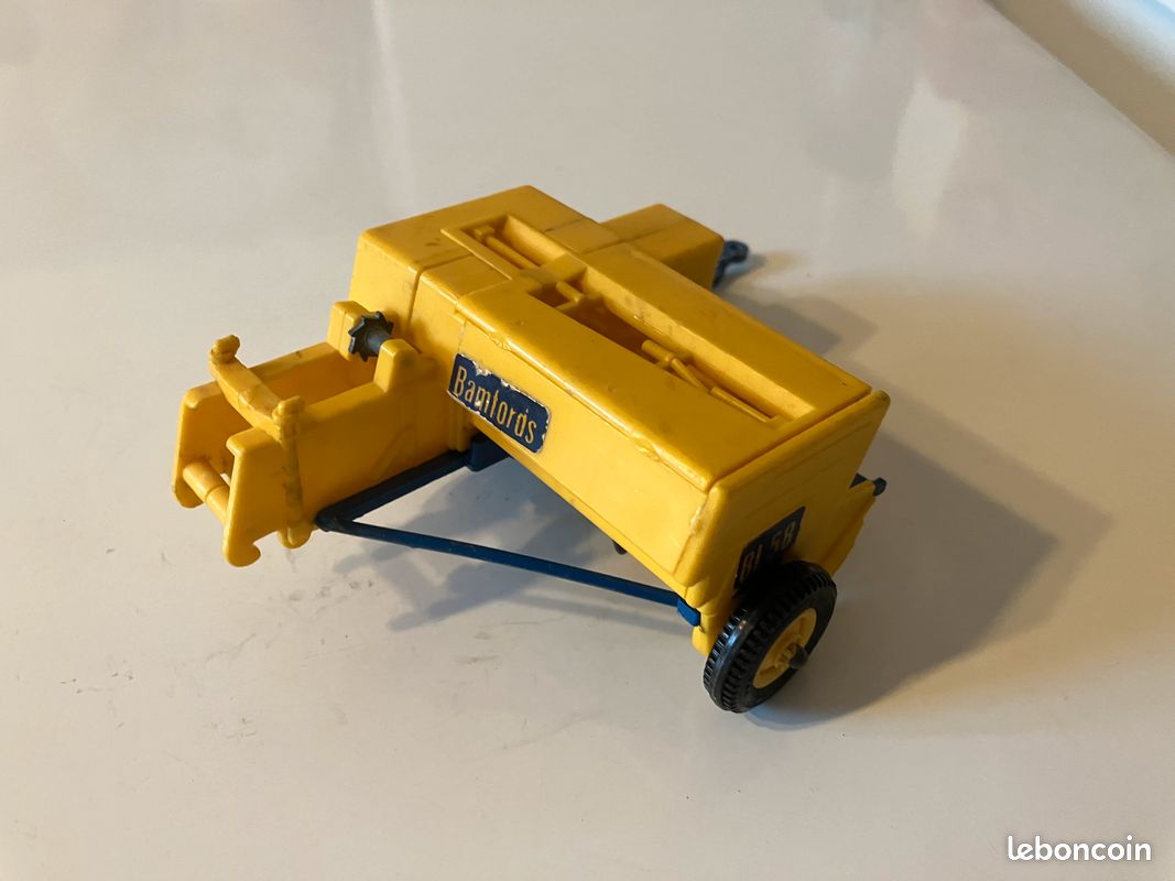 BRITAINS -1/32 - 9546 - 2 Charrues - 2 Ploughs - Boite - 1986 - Ancien