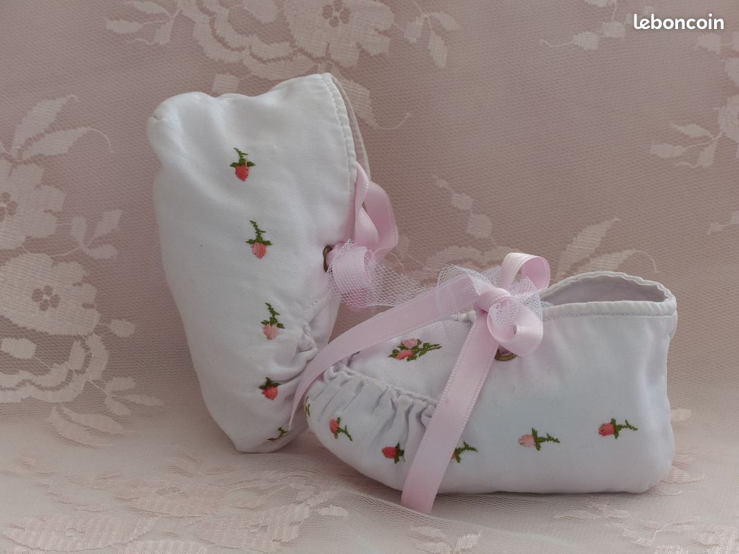 ANCIENNES, JOLIES CHAUSSURES de poupée , toile enduite rouge 7 x 3,5 cm, EUR 45,00 - FR
