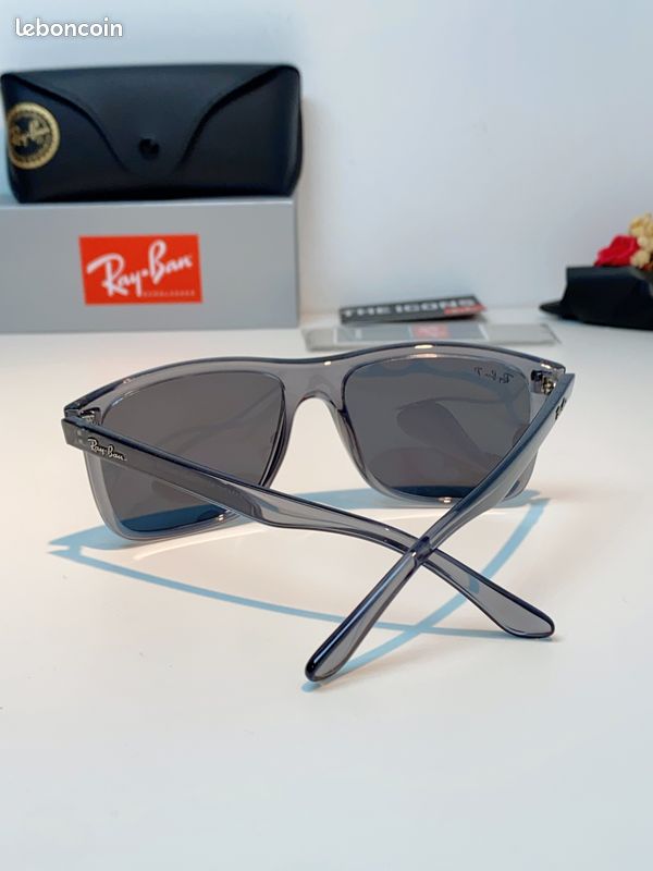 Ray-Ban. Lunettes de soleil polarisées à monture carrée grise transparente, unisexes (image 4)