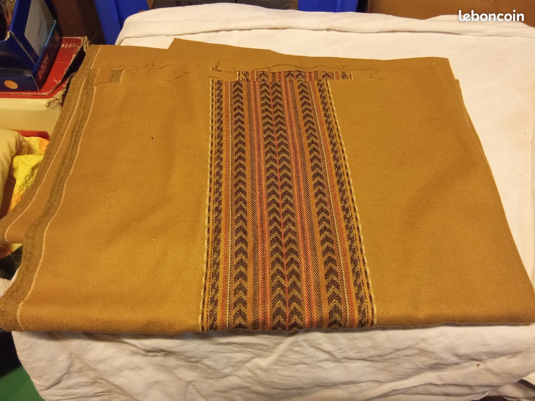 Morceau tissu marron avec motif (image 1)