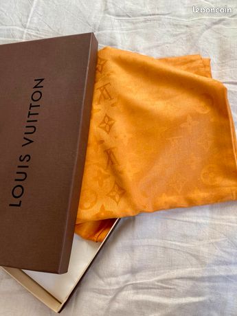 Foulard Louis Vuitton pour femme  Achat / Vente de Foulards LV - Vestiaire  Collective