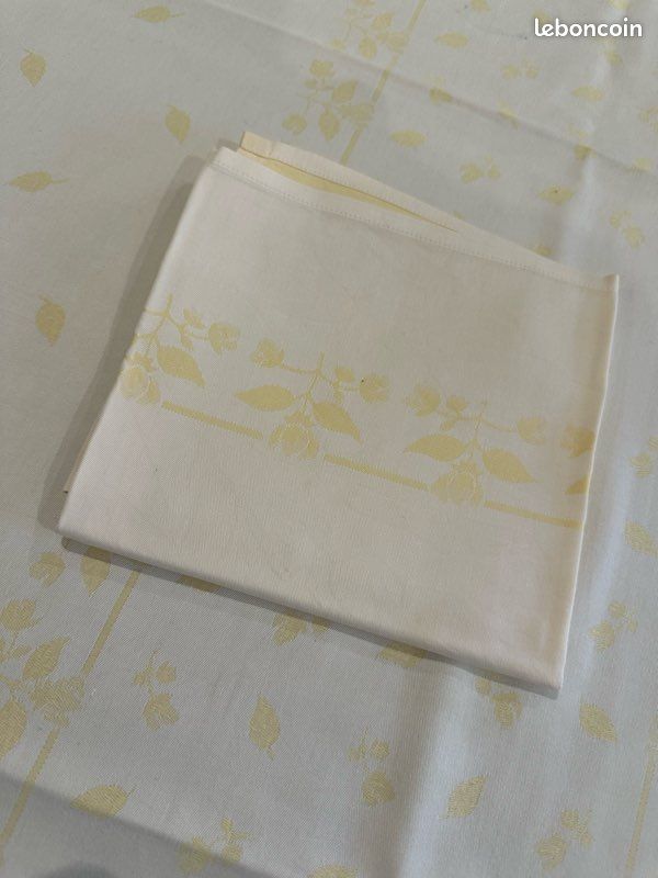 Nappe jaune paille 150x150 et 6 serviettes (image 2)