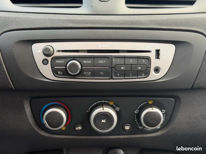 Renault Scenic 3 1.2TCe 115 Life - Climatisation - Bluetooth - Régulateur-Limiteur de vitesse - Pack Famille - Seconde Main - Historique exclusif Renault (image 11)
