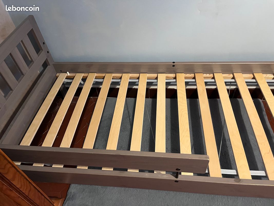 Lit enfant IKEA en bois massif 90 × 200 cm avec sommier, barrière et matelas – Très bon état (image 1)