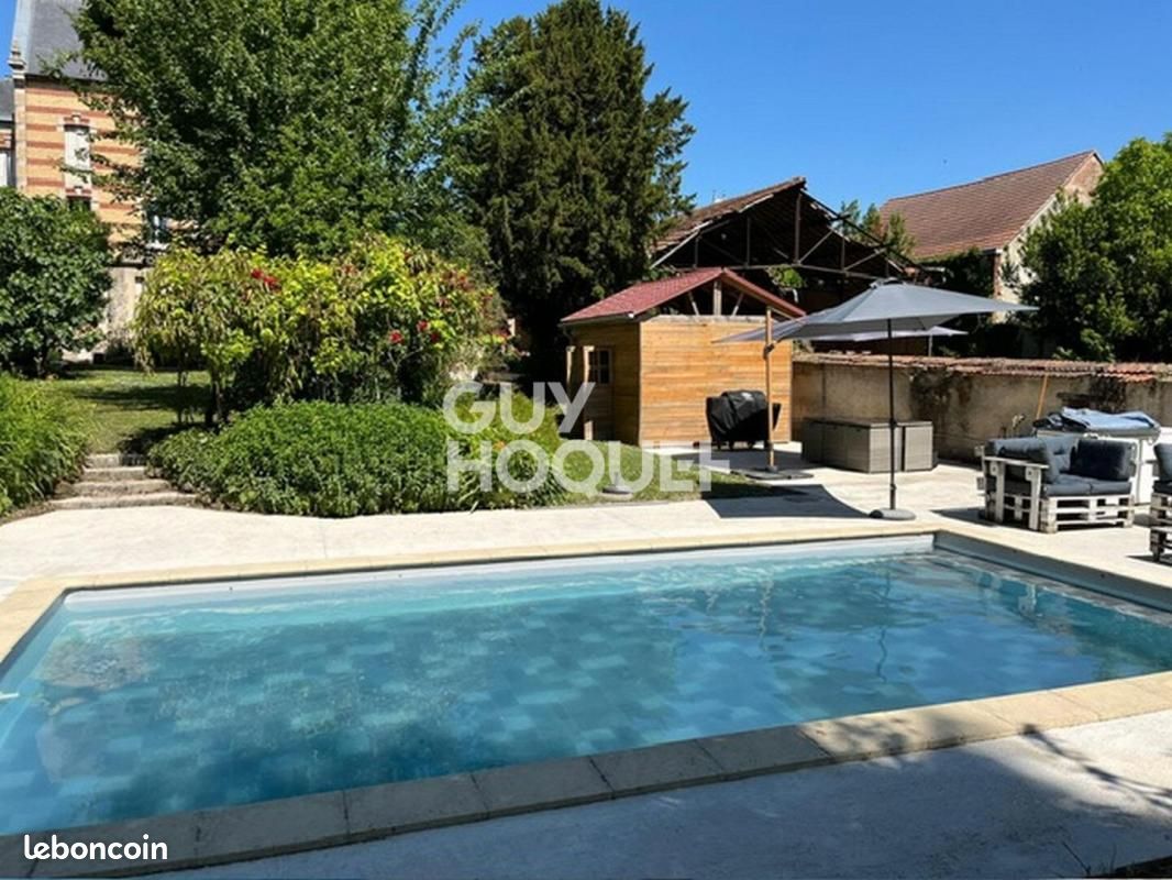 Maison 9 pièces 218 m² · à Fère-Champenoise · 218 m² · 304 500 €