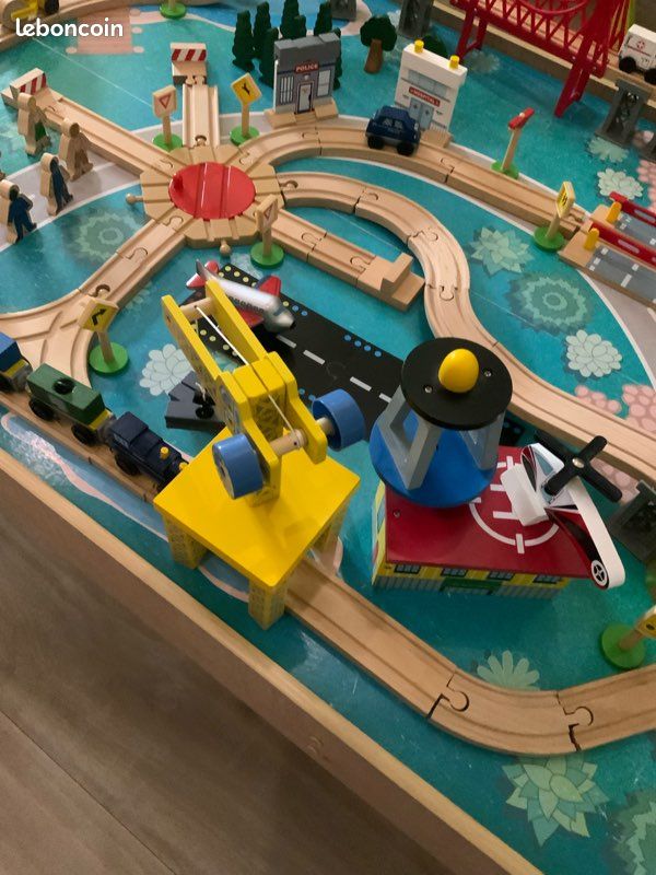 Table avec train en bois (image 8)
