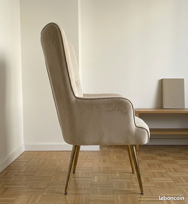 Fauteuil de salon chic en velours beige capitonné et pieds dorés (image 2)