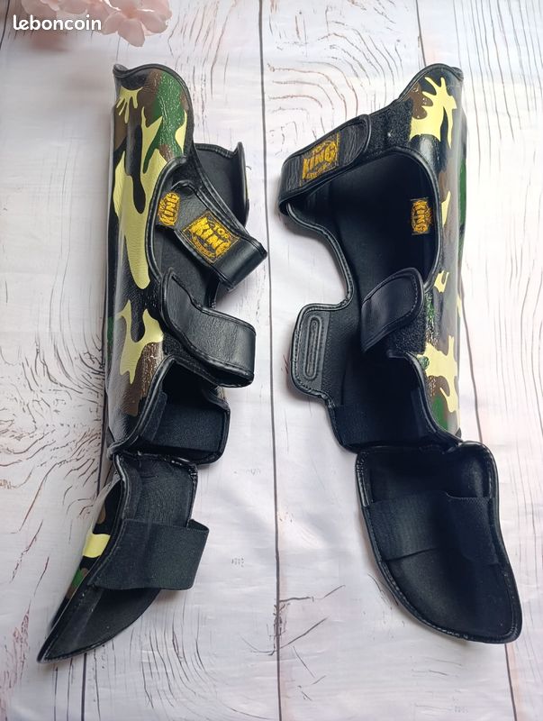 Protège-Tibias + Cou-de-Pied Enfant MMA Muay Thai – Gris Camouflage XXXS (3-8 Ans) – Protection Légère & Confortable