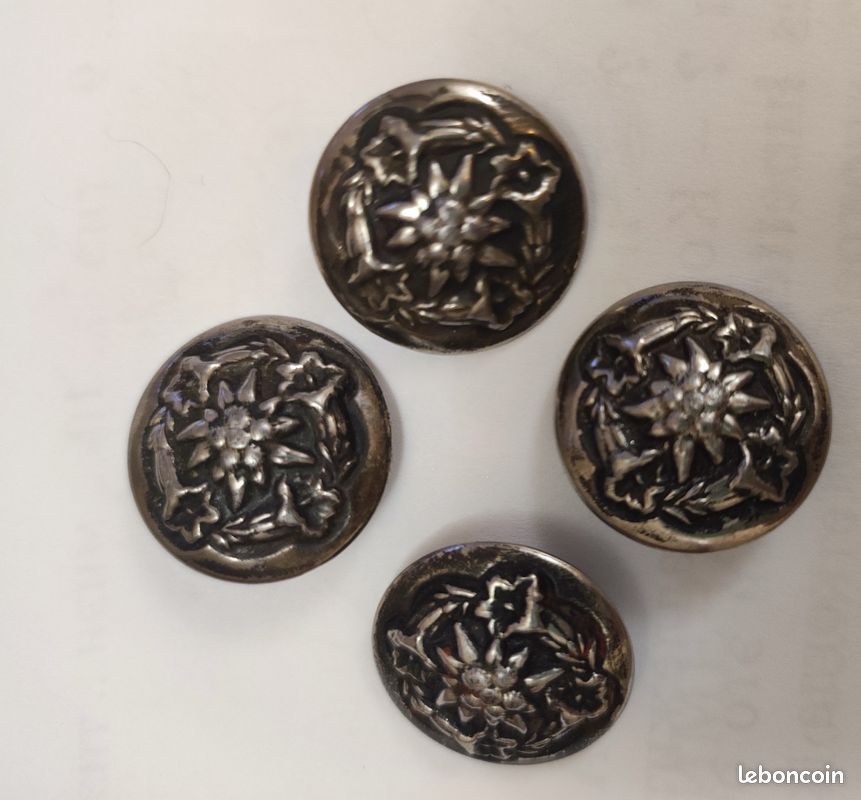 Lot De 8 Boutons Vintage Rouges Bombés - Motif Pied De 2,2 Cm - Réf. 3171 - Occasion