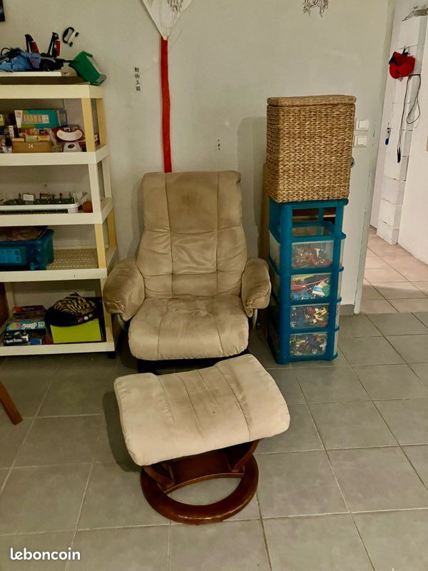 Canapé beige 3 places , 2 places et fauteuil avec repose pied nubuck (image 3)