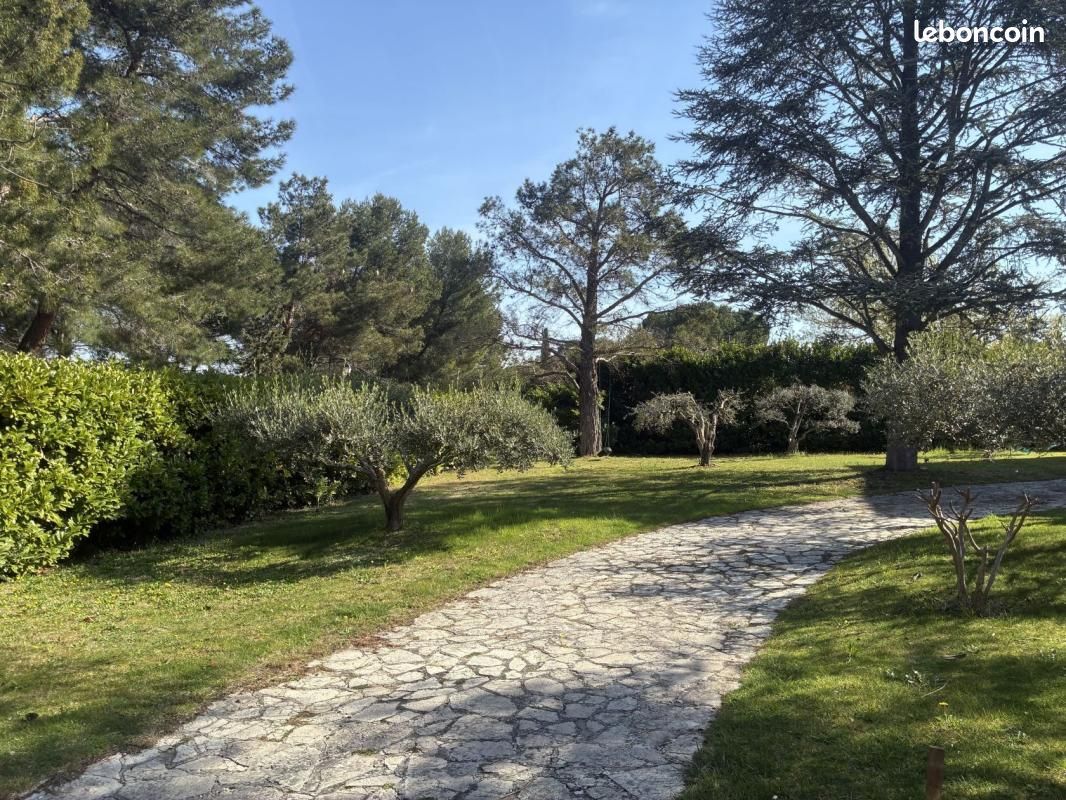 Terrain 540 m² Charleval · 180 000 €