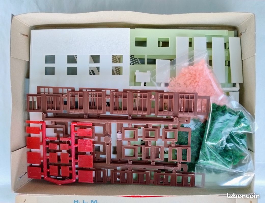 JOUEF ECHELLE HO Maquette Immeuble modulaire façade (toit tuiles
