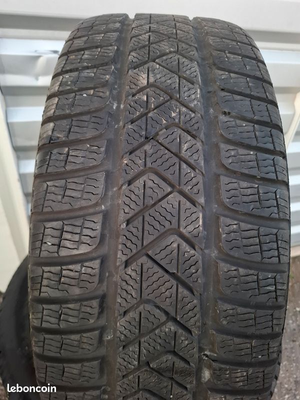 Pneus 235/45/19 95h pirelli hiver runflat 10%d'usure (image 1)