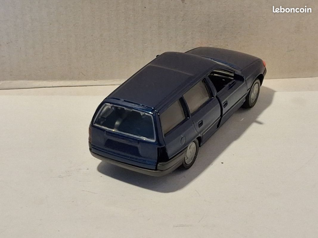 Opel Astra Caravan Gama 1/43° (image 3)