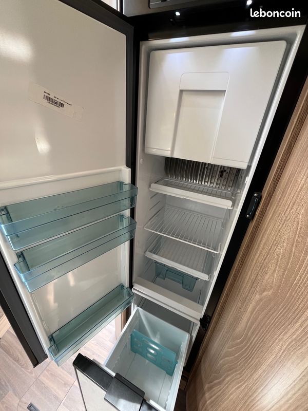 Camping car Intégral Bürstner Aviano I 700 I700 / lit central / lithium 150 (image 11)