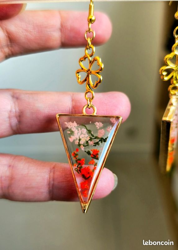 Boucles d'Oreilles Triangle en Résine et Fleurs Séchées - Finition Dorée - Bijou Floral Géométrique Fait Main - Style Bohème et Nature (image 7)