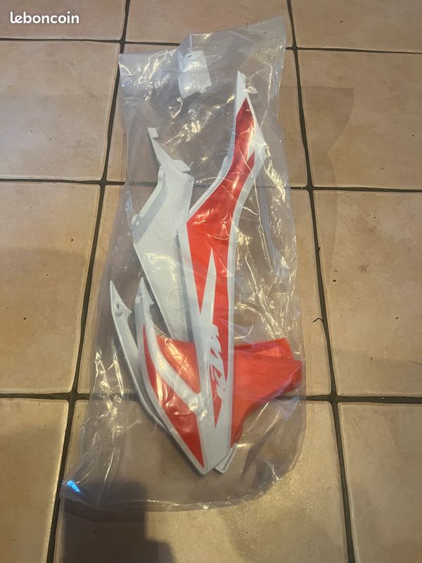 Kit aileron KTM OEM neuf blanc 50 SX / 50 SX Mini 2013-2023 avec autocollant Ref: 45308054000ABA (image 3)