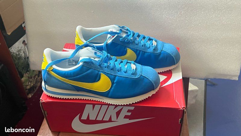 Nike Corteze bleue jaune neuves jamais portées Chaussures