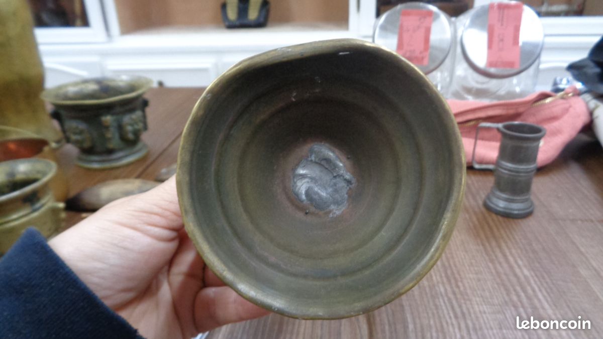 Ancienne petite cafetière / verseuse Orientale en laiton ciselé - Motif Voilier (image 2)