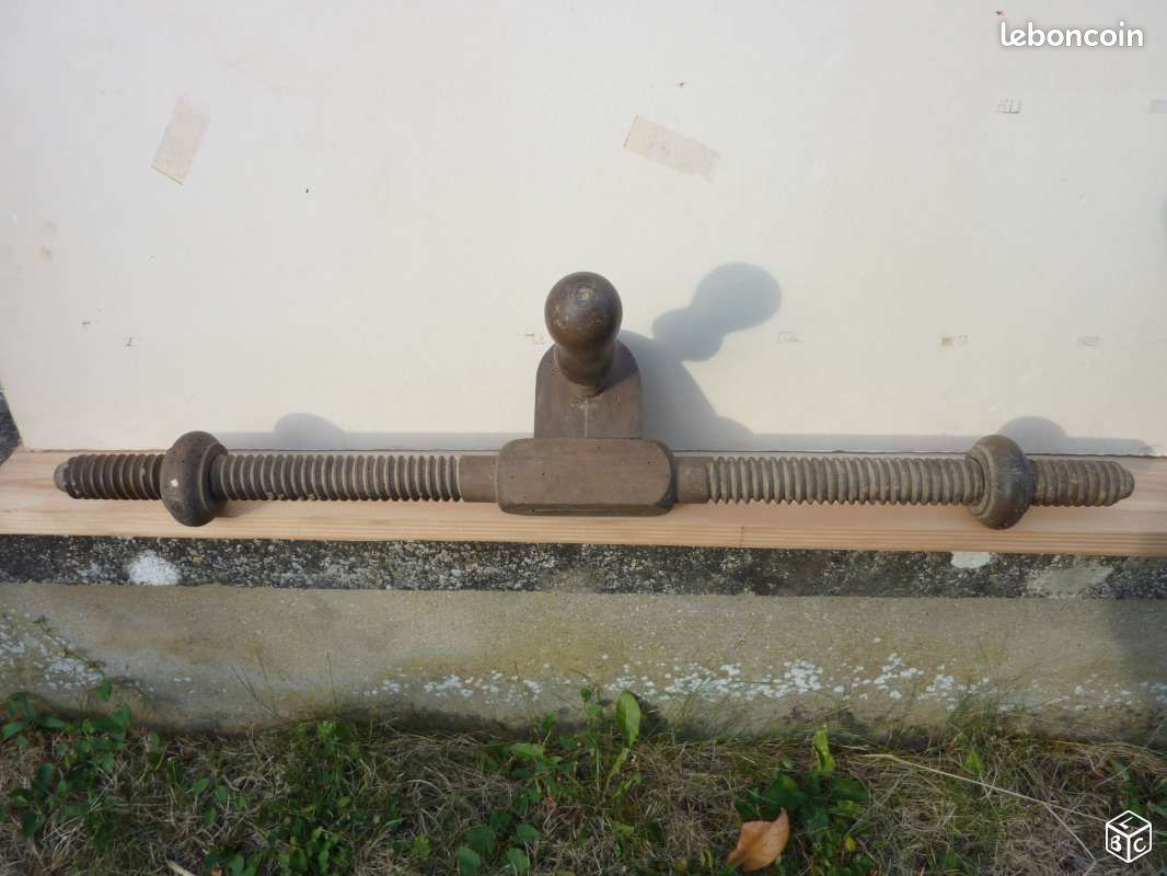 Ancienne vis en bois (image 1)