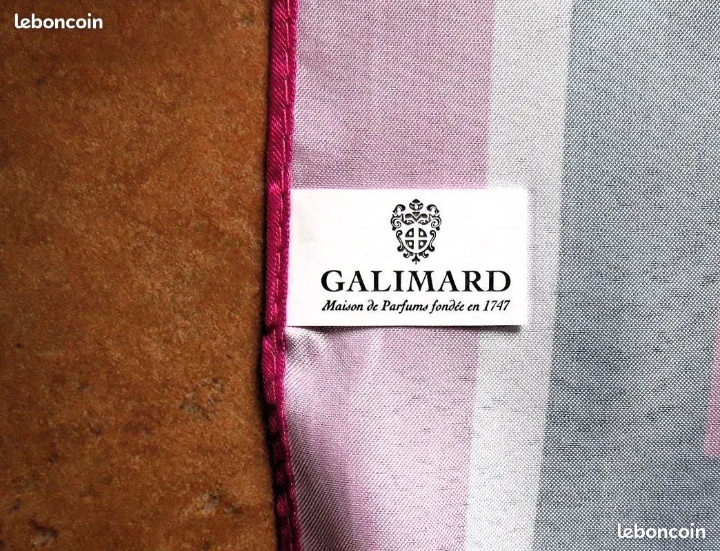 Foulard Galimard 100% Polyester - Dimensions 58x58 Cm Environ - Motif Fleur Géométrique