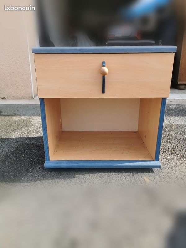 Table de chevet en bois bon état (image 1)