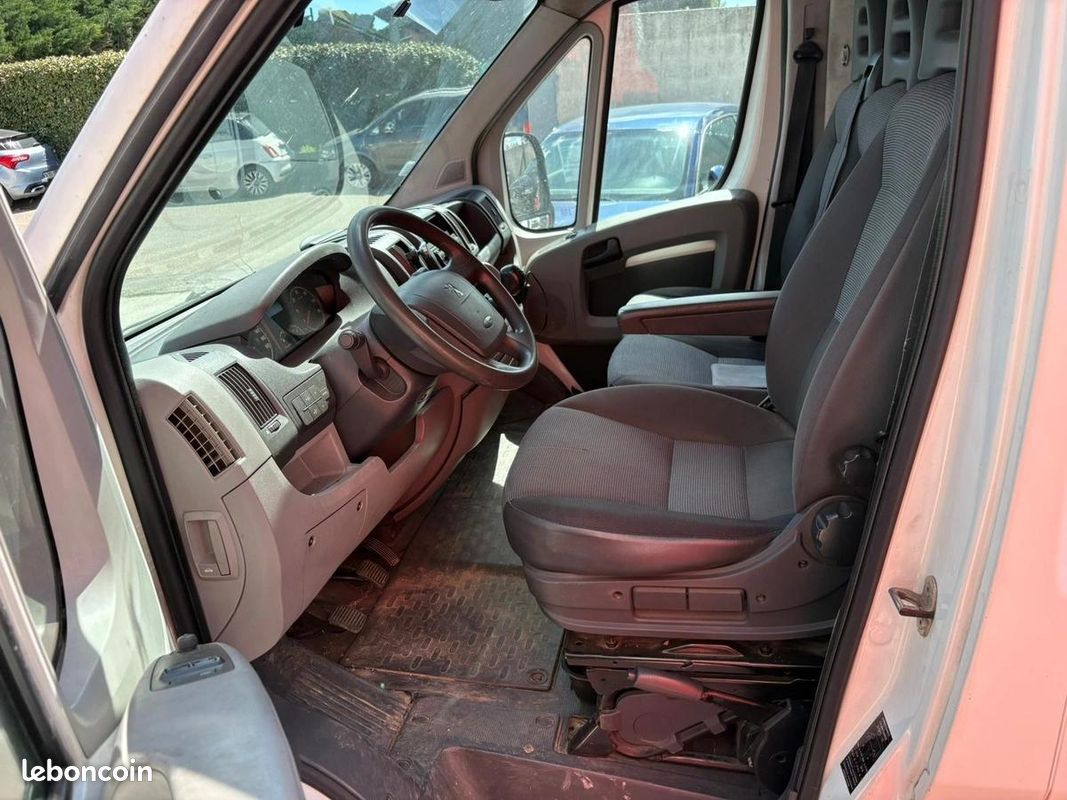 Peugeot Boxer 2.2L HDI 101 CHEV DIESEL - ÉNORMEMENT DE RANGEMENTS | RÉVISÉE-GARANTIE DE 12 MOIS (image 12)
