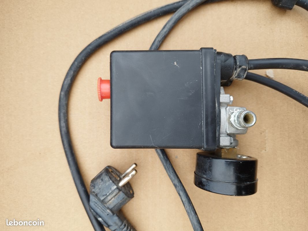 Pressostat de compresseur avec son manomètre et son alimentation électrique (image 2)
