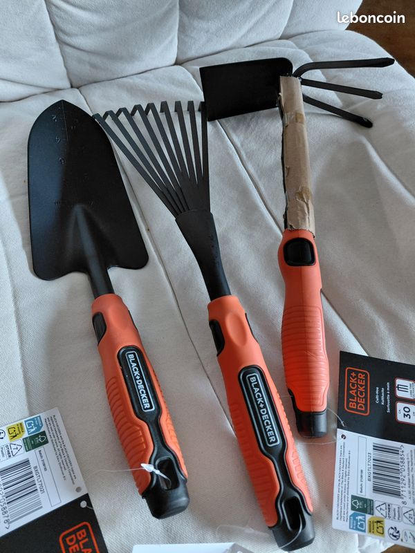 Outils de jardin neufs avec étiquettes : 1 transplantoir, 1 serfouette à main, 1 râteau à main (image 1)