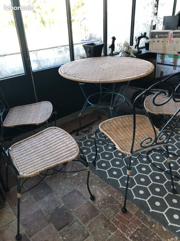 Table ronde et ses 4 chaises (image 1)