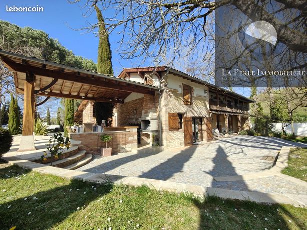 Maison ancienne rénovée de 210m², piscine, cave, parc sur 4800m²