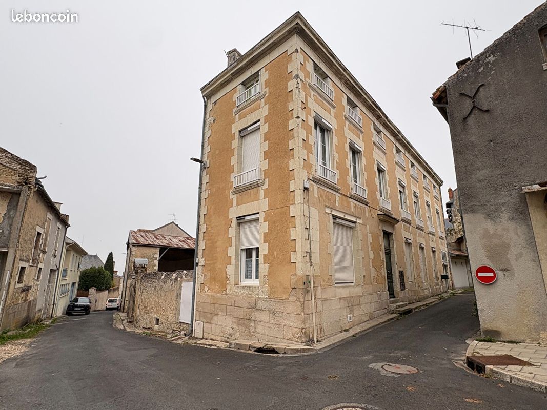 Immeuble 14 pièces 292 m² · à Mirebeau · 292 m² · 305 000 €
