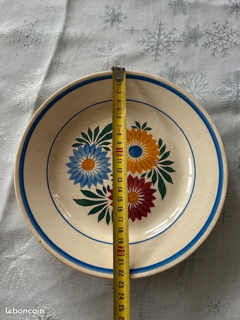 ANCIENNE ASSIETTE EN faïence "Une paysanne qui tricote" - Très bon état