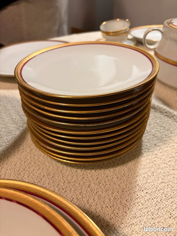 Service de vaisselle de luxe en porcelaine, design doré