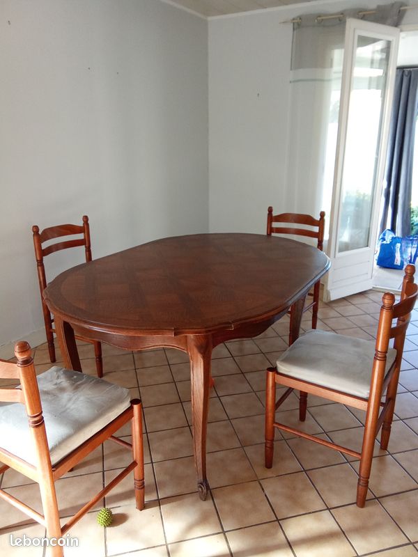 Table avec 2 rallonges + 4 chaises - Ameublement