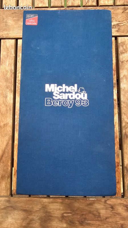 Michel Sardou - Berci 93 - Coffret numéroté - CD - VHS - Livre - Porte clé (image 1)