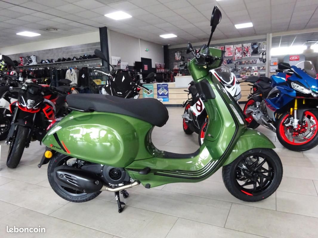 Vespa 125 SPRINT S VERT / 600 Euros D'ACCESSOIRES D'ORIG (image 1)