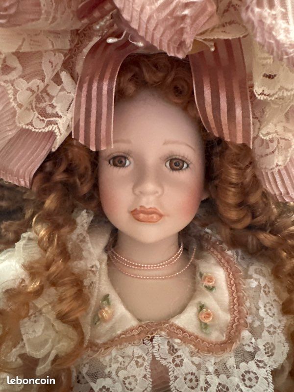 Poupée de collection en porcelaine articulée - Label Emmaüs