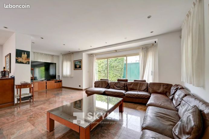 Villa 9 pièces 285 m² — 12