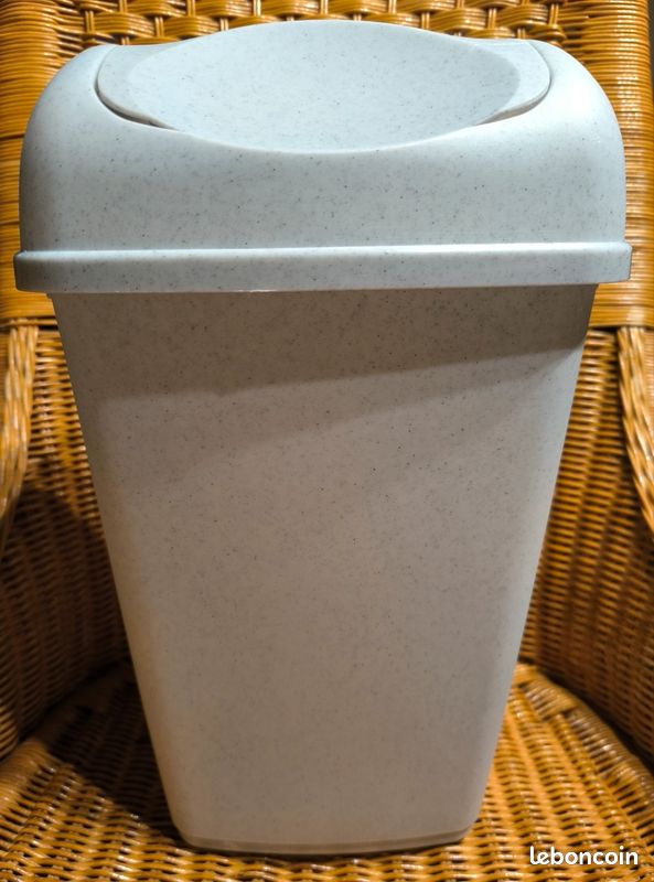 Poubelle plastique grise couvercle basculant très bon état (image 1)